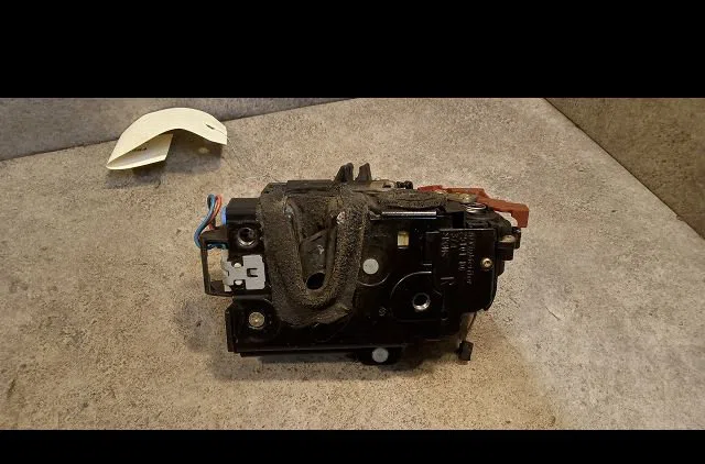 Serrure porte ard Skoda FABIA I (6Y2) 1.4 tdi (2005-2008) occasion