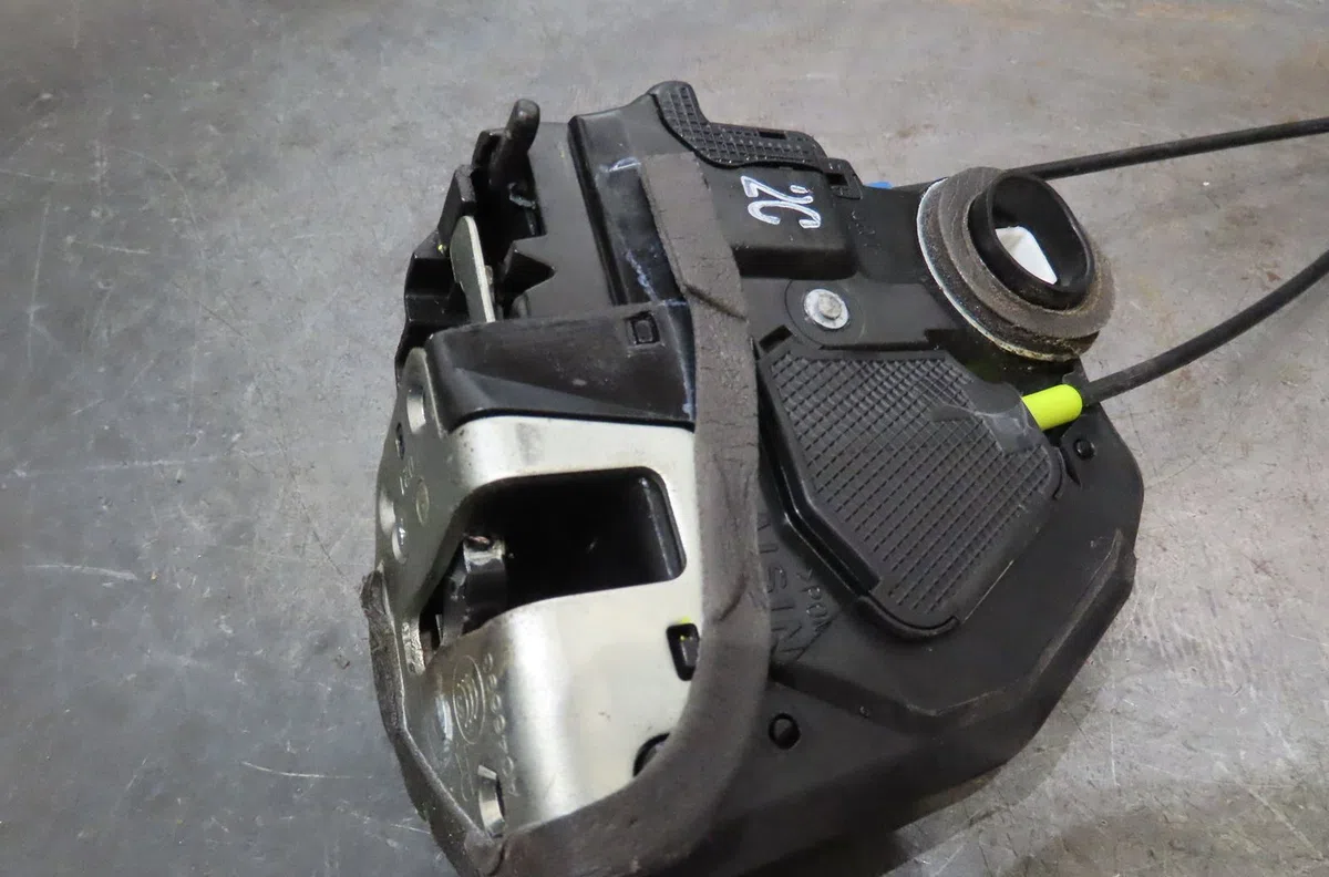 Serrure porte ard Toyota AURIS (_E15_) 1.6 (zre151_) (2007-2012) occasion