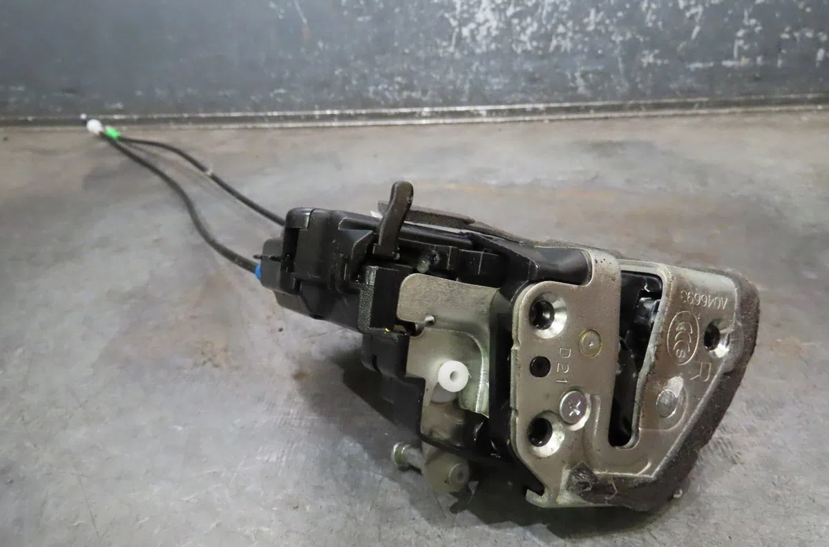 Serrure porte ard Toyota AURIS (_E15_) 1.6 (zre151_) (2007-2012) occasion