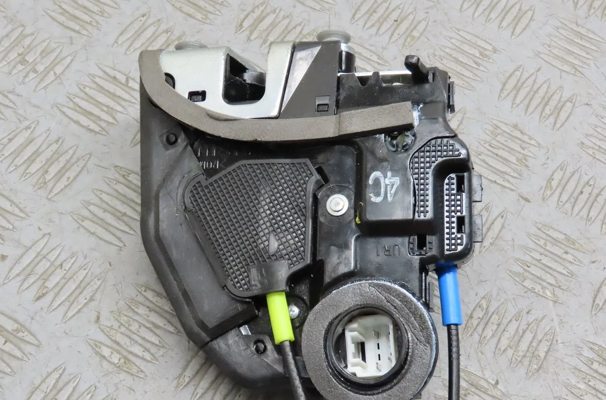 Serrure porte ard Toyota AVENSIS Break (_T27_) 1.6 d4-d (wwt270_) (2015-2018) occasion