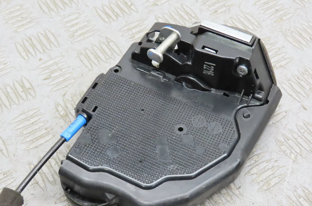 Serrure porte ard Toyota AVENSIS Break (_T27_) 1.6 d4-d (wwt270_) (2015-2018) occasion