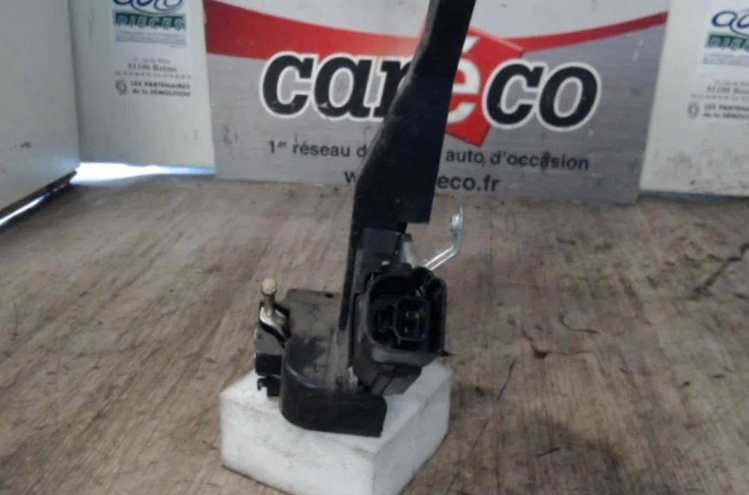 Serrure porte ard Toyota COROLLA (_E12_) 1.4 d (nde120_) (2004-2007) 5 portes occasion