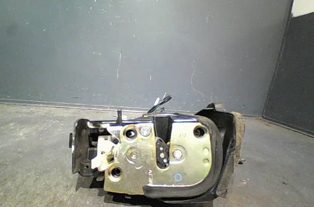 Serrure porte ard Toyota RAV 4 II (_A2_) 2.0 d 4wd (cla20_, cla21_) (2001-2005) occasion