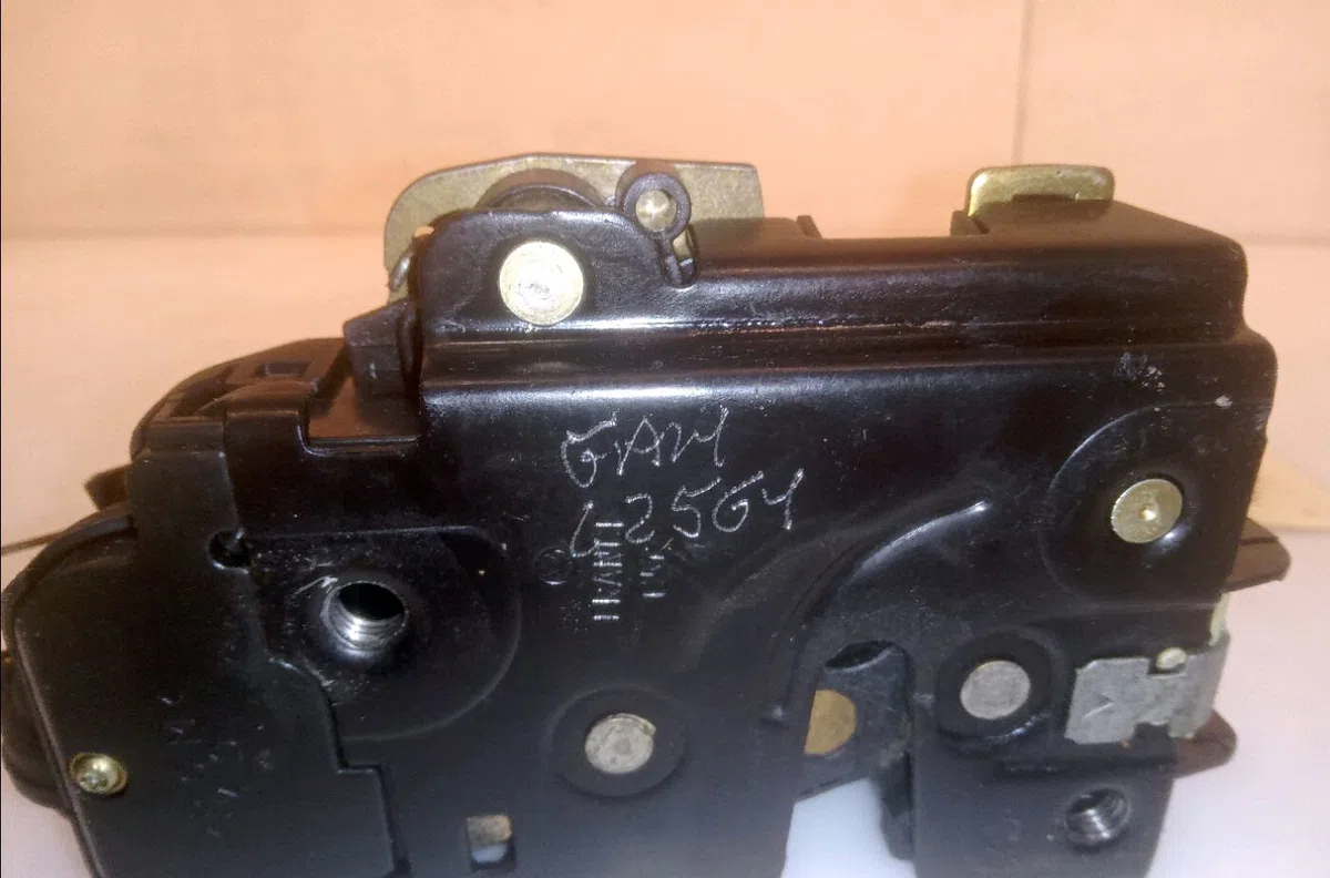 Serrure porte ard Volkswagen GOLF IV (1J1) 1.6 (1997-2004) occasion