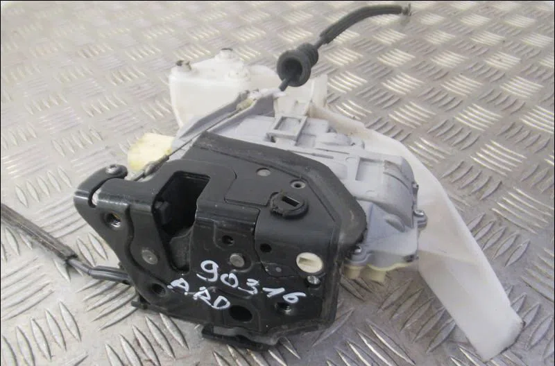 Serrure porte ard Volkswagen PASSAT B6 (3C2) 1.9 tdi (2005-2010) 4 portes occasion