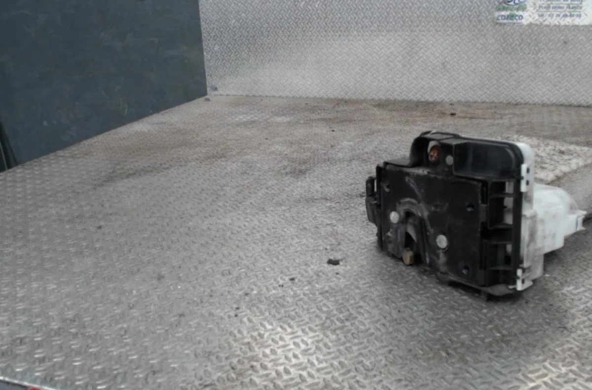 Serrure porte ard Volkswagen POLO (6N2) 1.4 16v (1999-2001) occasion