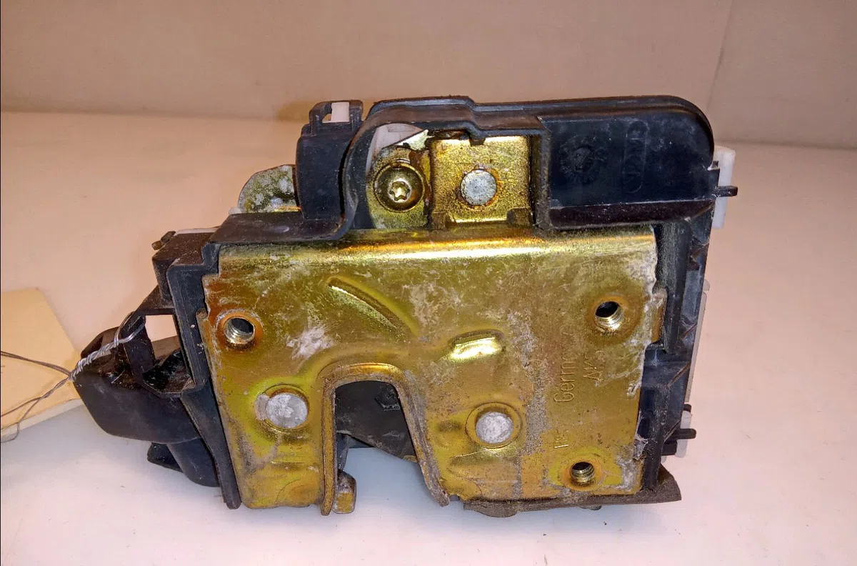 Serrure porte ard Volkswagen POLO III (6N1) 55 1.3 (1994-1997) occasion