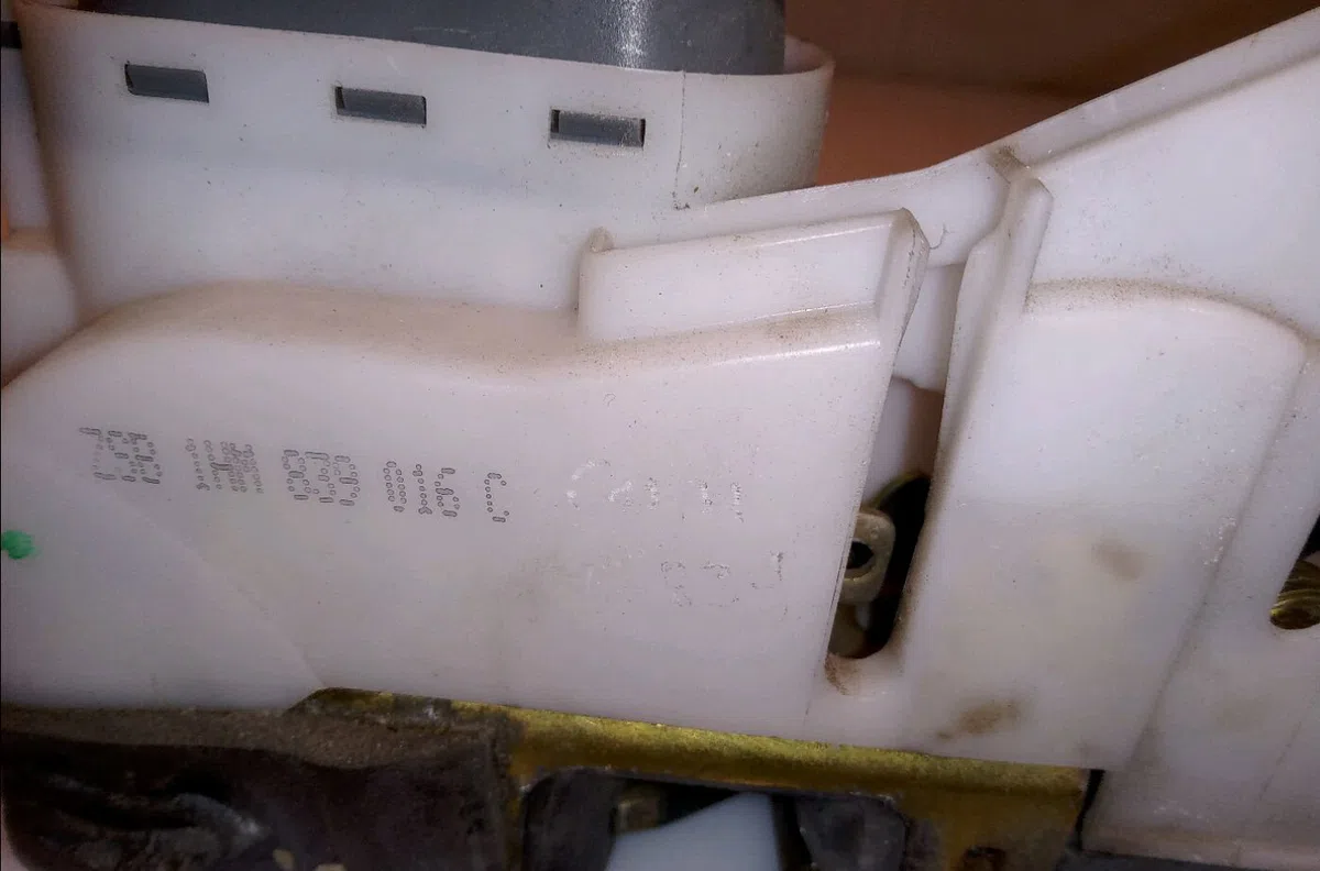 Serrure porte ard Volkswagen POLO III (6N1) 55 1.3 (1994-1997) occasion