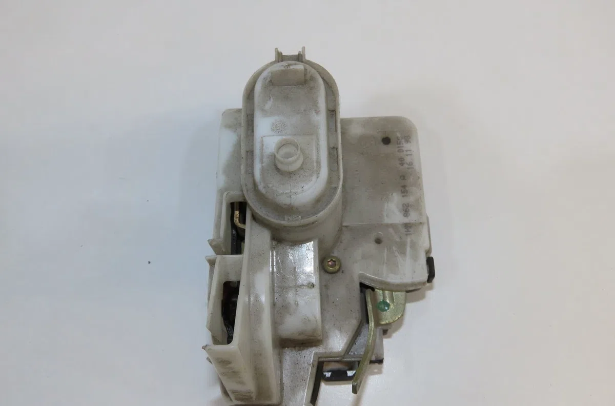 Serrure porte ard Volkswagen POLO III (6N1) 60 1.4 (1995-1999) occasion