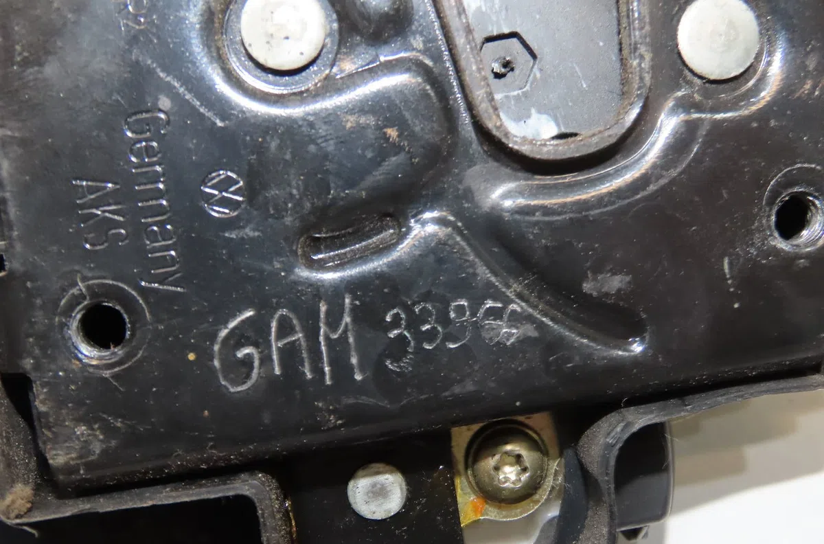 Serrure porte ard Volkswagen POLO III (6N1) 60 1.4 (1995-1999) occasion
