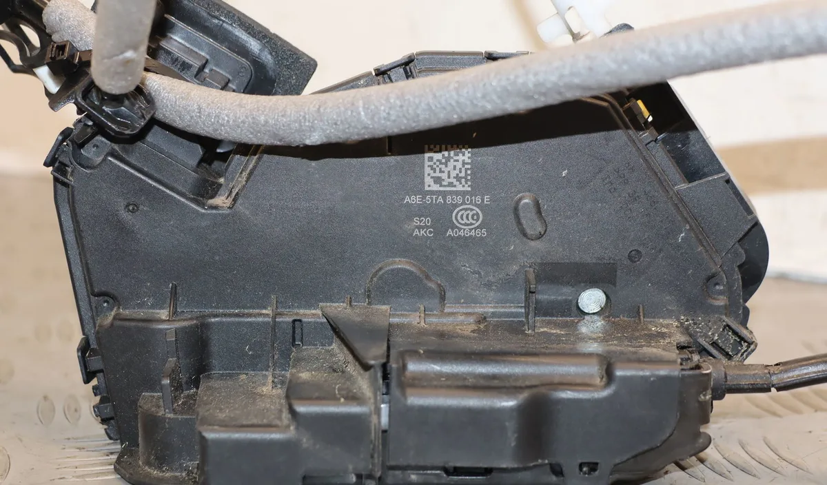 Serrure porte ard Volkswagen POLO VI (AW1, BZ1, AE1) 1.6 tdi (2017-2019) occasion