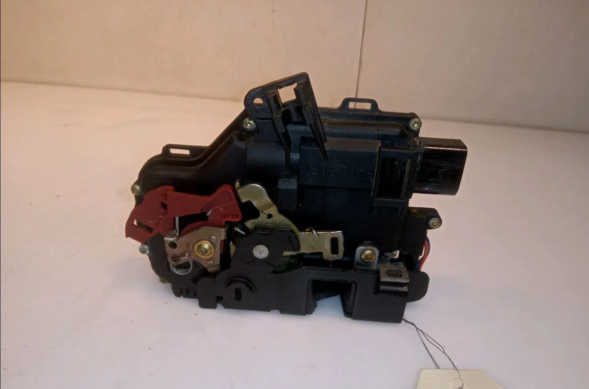 Serrure porte arg Audi A4 B6 (8E2) 2.5 tdi quattro (2000-2004) occasion