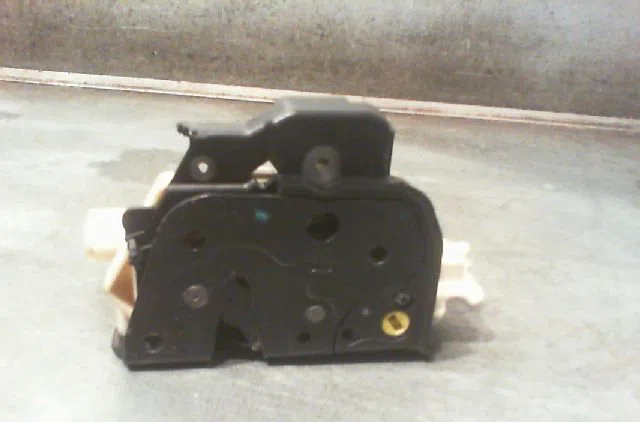 Serrure porte arg Audi A4 B7 Avant (8ED) 2.5 tdi (2004-2006) occasion
