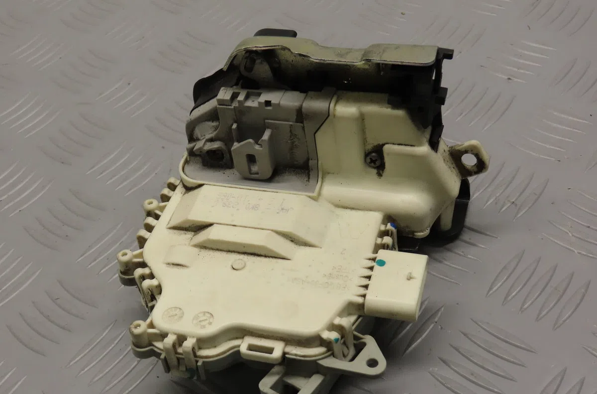 Serrure porte arg Audi A4 B8 (8K2) 2.0 tdi (2007-2015) occasion