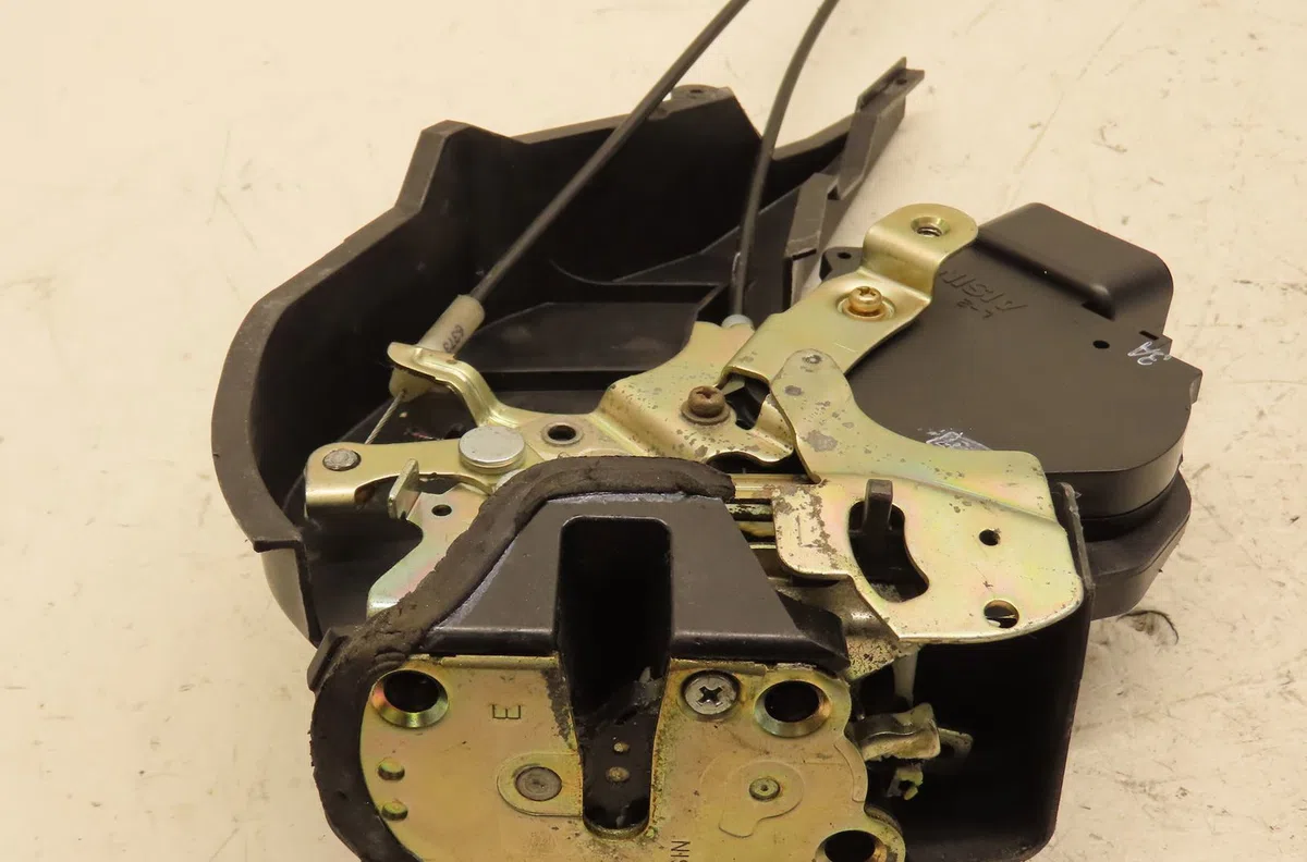 Serrure porte arg Lexus IS I (_E1_) 200 (gxe10) (1999-2005) occasion