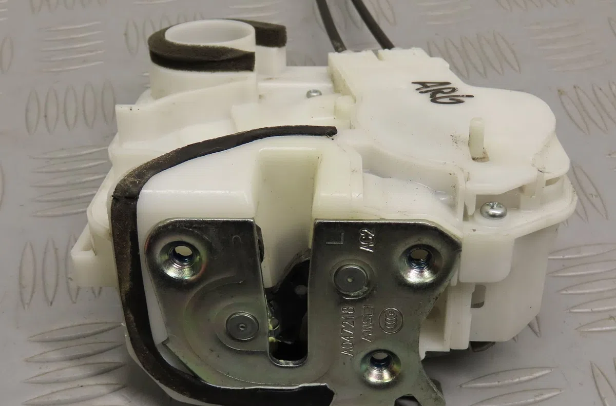 Serrure porte arg Mitsubishi ASX (GA_W_) 1.8 di-d (ga6w) (2010) occasion