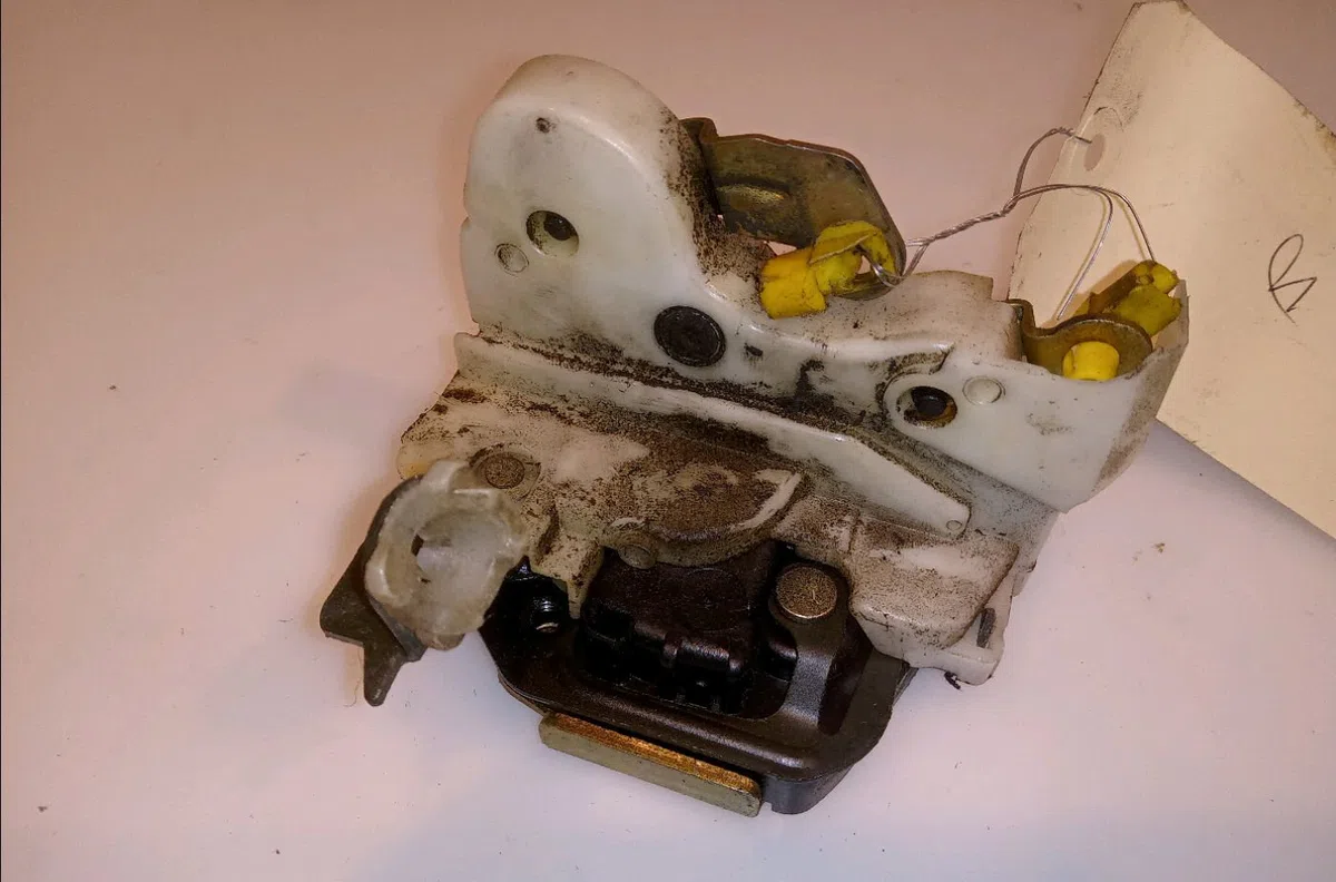 Serrure porte arg Nissan MICRA II (K11) 1.0 i 16v (1992-2000) occasion