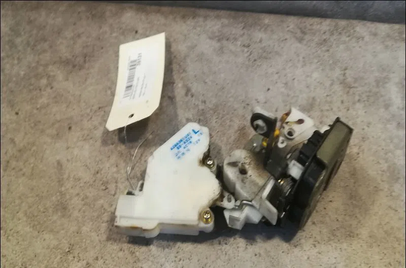 Serrure porte arg Nissan MICRA II (K11) 1.3 i 16v (1992-2000) occasion