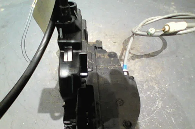 Serrure porte arg Nissan NOTE (E11, NE11) 1.5 dci (2010-2012) occasion