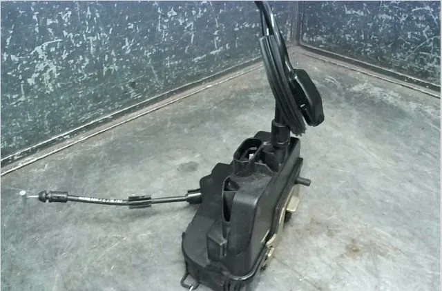 Serrure porte arg Nissan PRIMERA Hatchback (P12) 2.0 (2002-2008) occasion