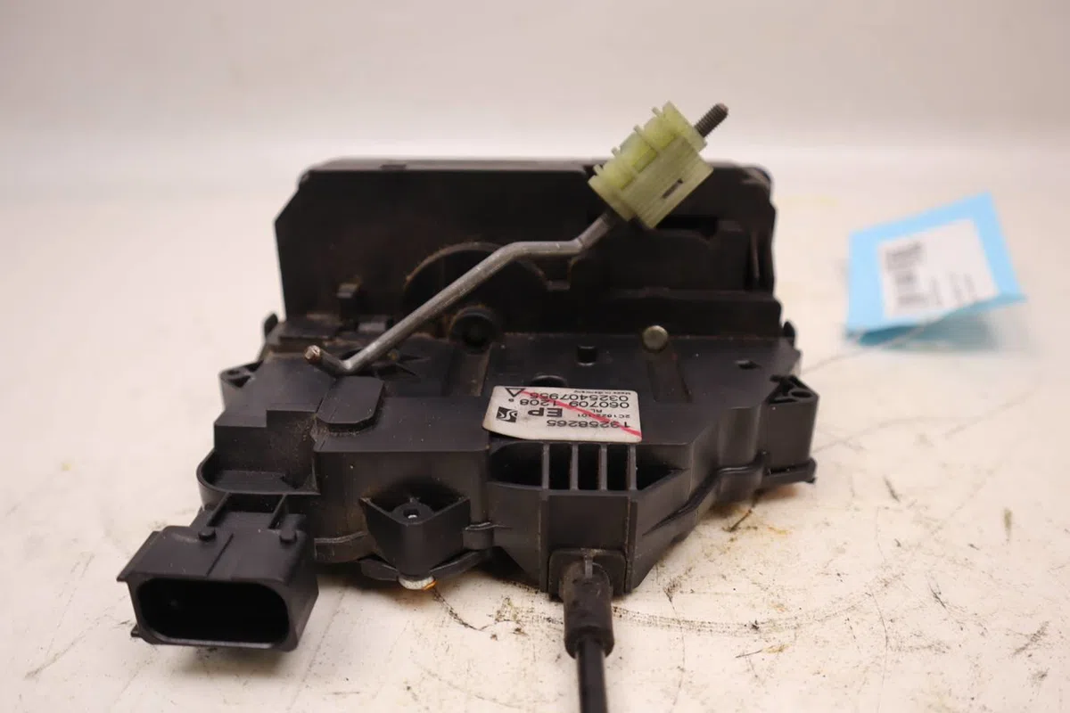 Serrure porte arg Opel CORSA D (S07) 1.3 cdti (l08, l68) (2006-2014) 3 portes occasion