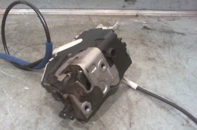 Serrure porte arg PEUGEOT 407 Phase 1 04-2004--07-2008 occasion