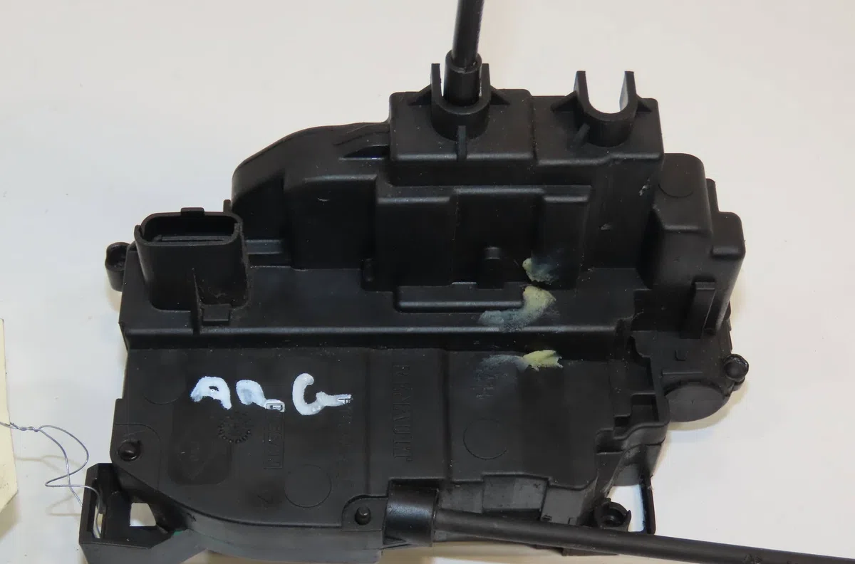 Serrure porte arg Renault MEGANE III 3-5 portes (BZ0-1_, B3_) 1.2 tce (bz2b, bz11) (2012-2015) 5 portes occasion
