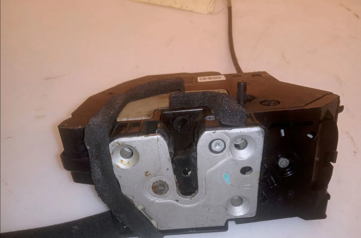 Serrure porte arg Renault MEGANE III 3-5 portes (BZ0-1_, B3_) 1.5 dci (2009) occasion