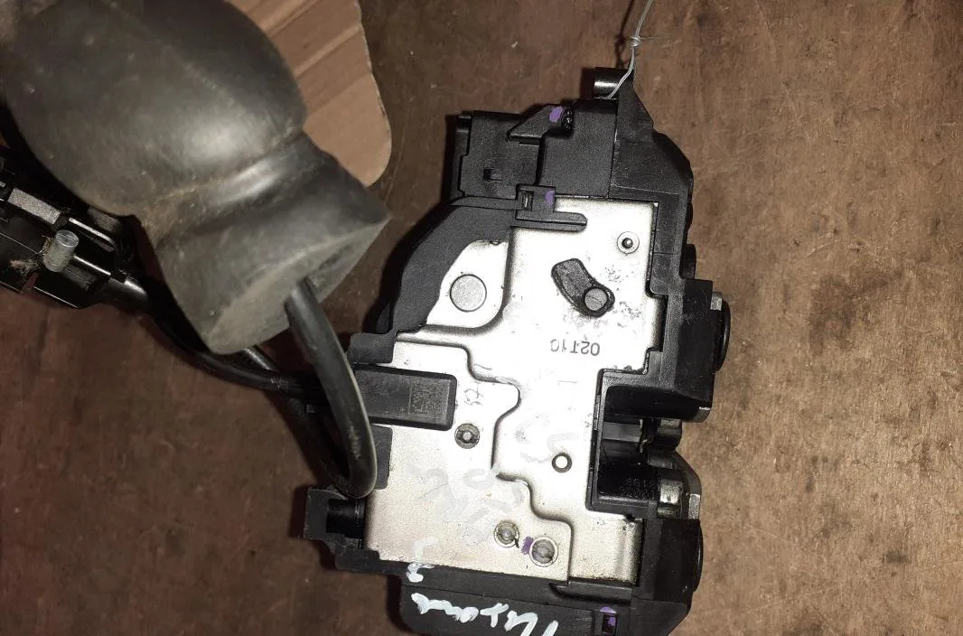 Serrure porte arg Renault MEGANE III 3-5 portes (BZ0-1_, B3_) 1.5 dci (bz09, bz0d, bz1w, bz29, bz14) (2009) 5 portes occ