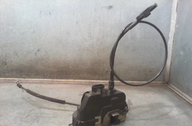 Serrure porte arg RENAULT SCENIC II Phase 1 03-2004--09-2006 occasion