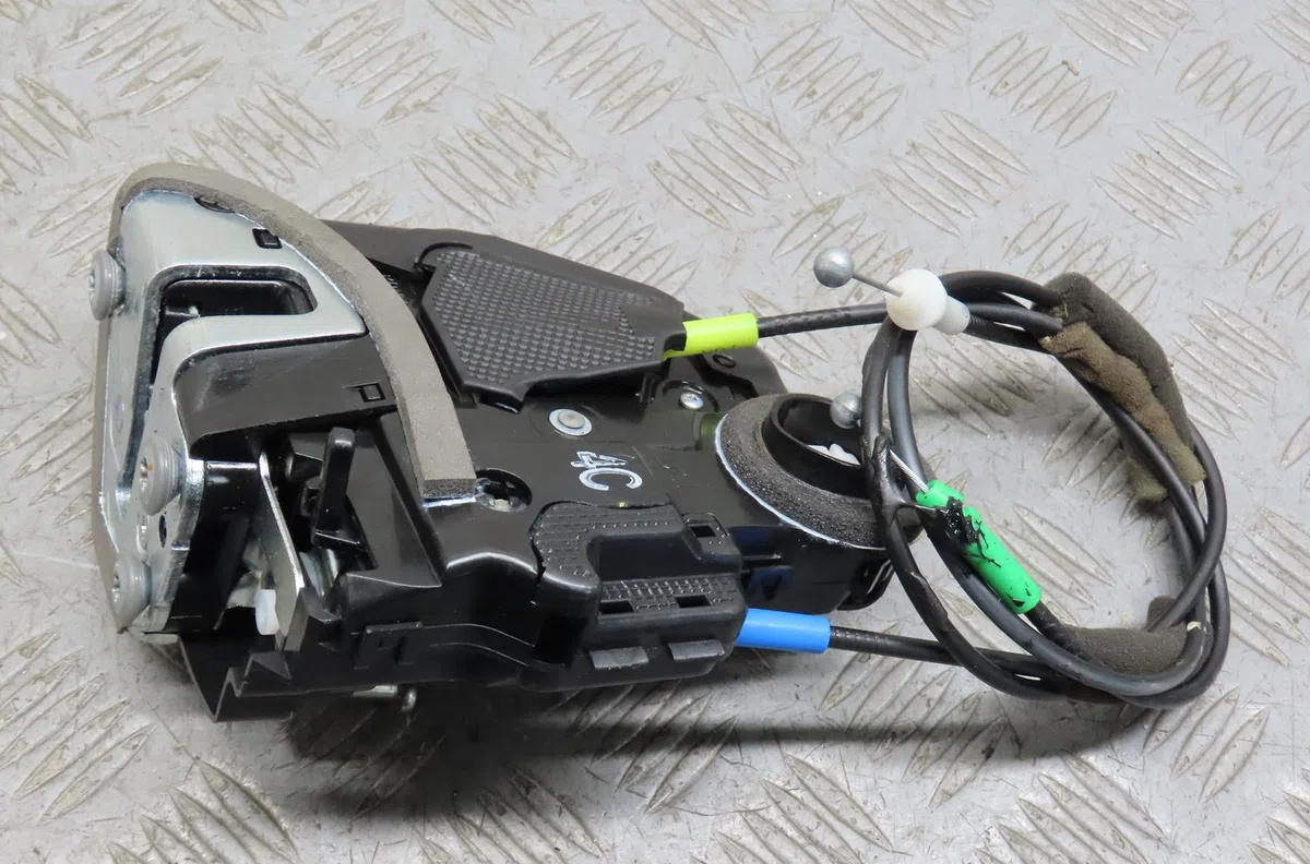 Serrure porte arg Toyota AVENSIS Break (_T27_) 1.6 d4-d (wwt270_) (2015-2018) occasion