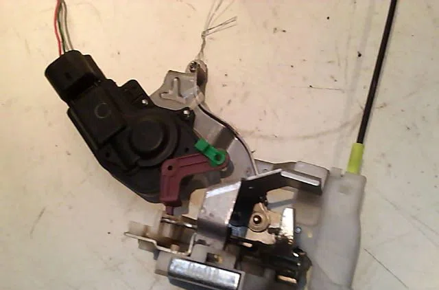 Serrure porte arg TOYOTA AYGO occasion