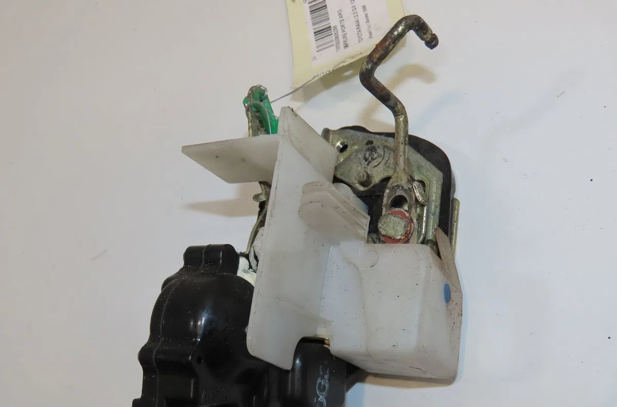 Serrure porte arg Toyota RAV 4 I (_A1_) 2.0 4wd (sxa10) (1994-2000) occasion