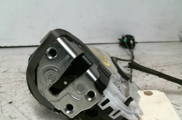 Serrure porte arg Toyota YARIS (_P13_) 1.3 (nsp130_) (2011) occasion