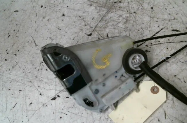 Serrure porte arg Toyota YARIS (_P13_) 1.3 (nsp130_) (2011) occasion