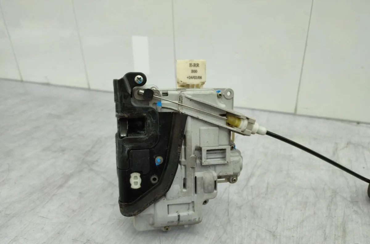 Serrure porte avd AUDI A4 2 AVANT PHASE 2 BREAK occasion