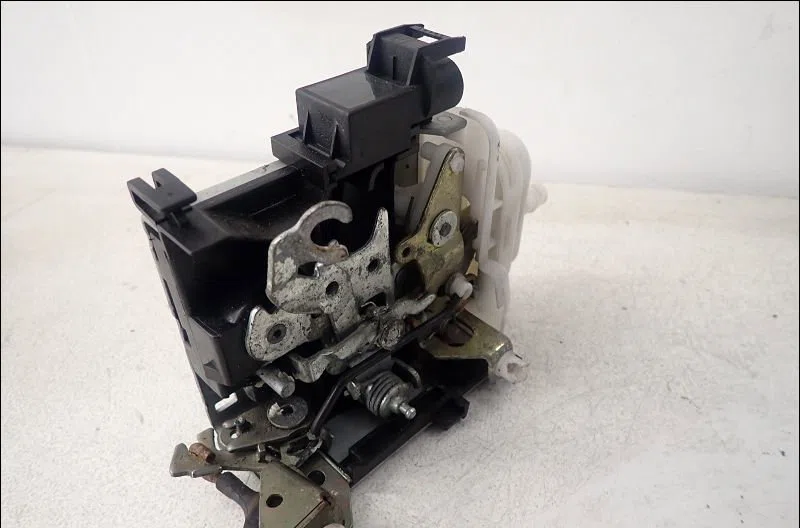 Serrure porte avd Audi A4 B5 (8D2) 1.9 tdi (1995-2000) occasion