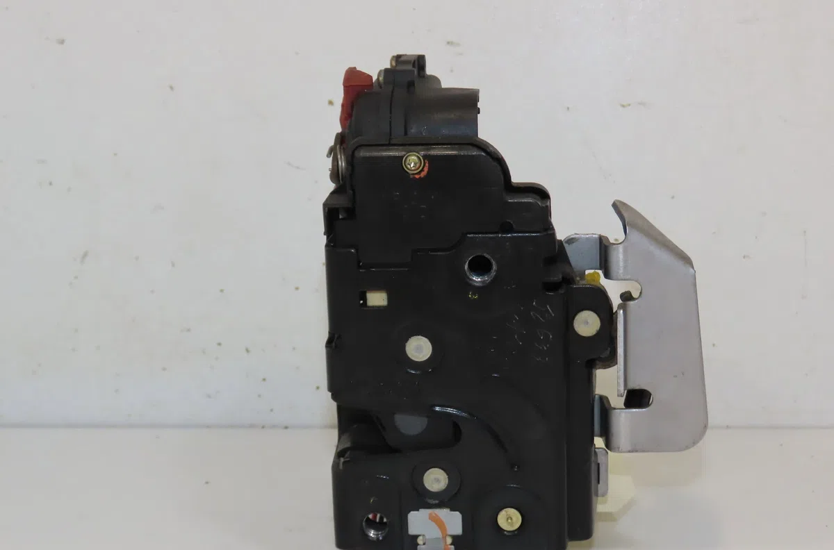 Serrure porte avd Audi A4 B6 (8E2) 1.9 tdi (2000-2004) 4 portes occasion