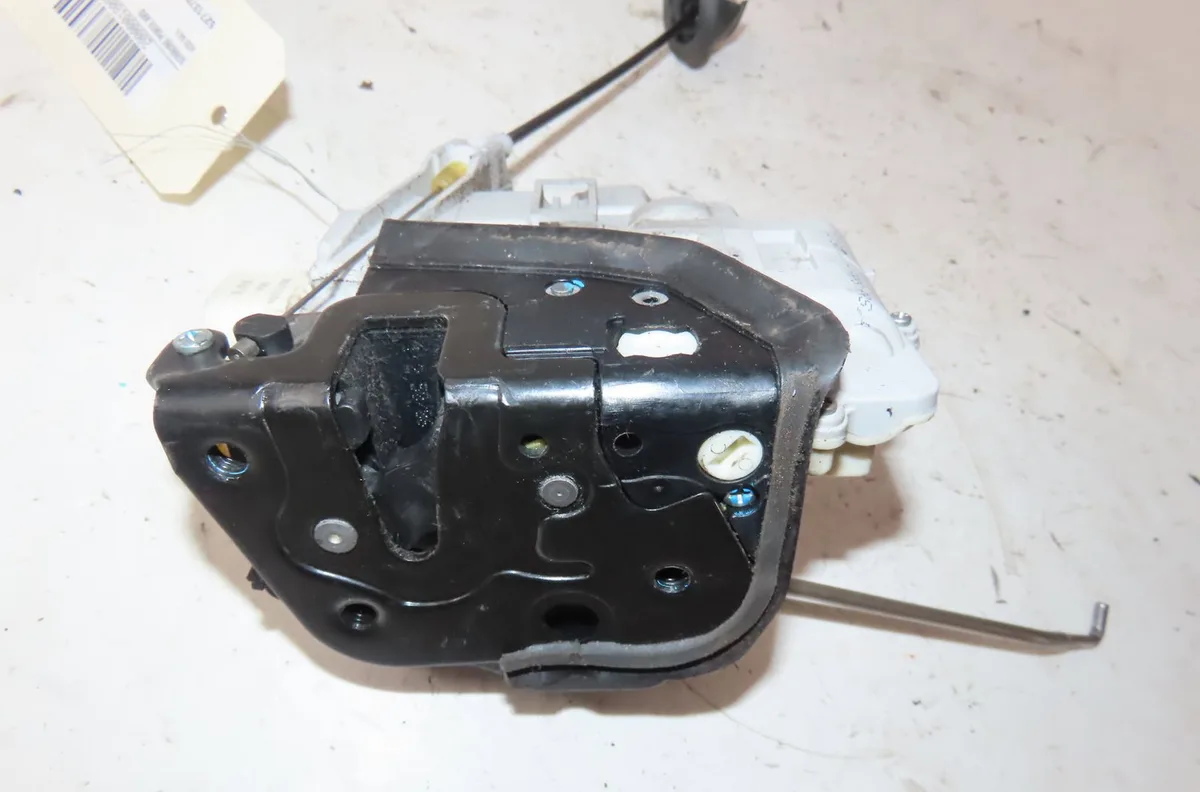 Serrure porte avd Audi A4 B7 (8EC) 2.7 tdi (2006-2008) occasion