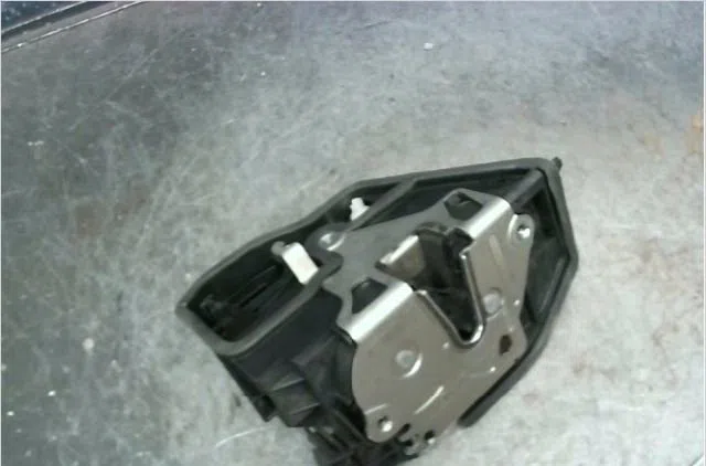Serrure porte avd BMW SERIE 1 2005 occasion