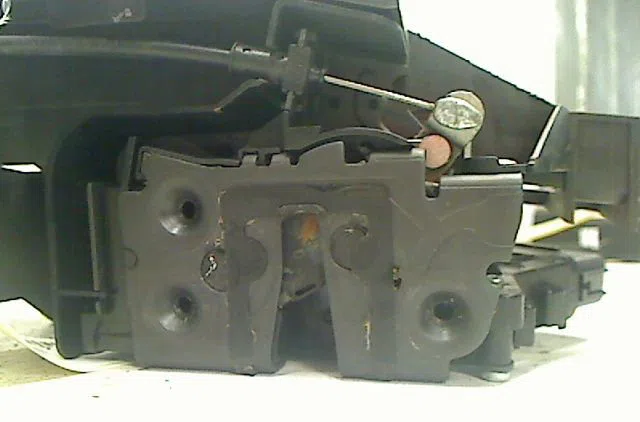 Serrure porte avd Ford C-MAX (DM2) 2.0 tdci (2007-2010) occasion