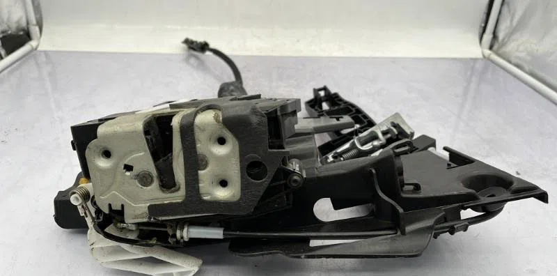 Serrure porte avd FORD FIESTA 6 PHASE 1 occasion