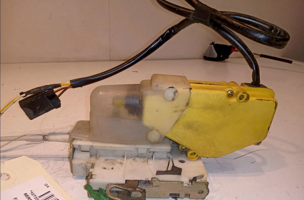 Serrure porte avd Ford FIESTA III (GFJ) 1.1 (1989-1995) occasion