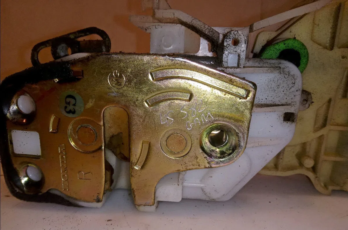 Serrure porte avd Honda CIVIC VII Hatchback (EU, EP, EV) 1.6 i (ep2, eu8, eu6) (2001-2005) occasion