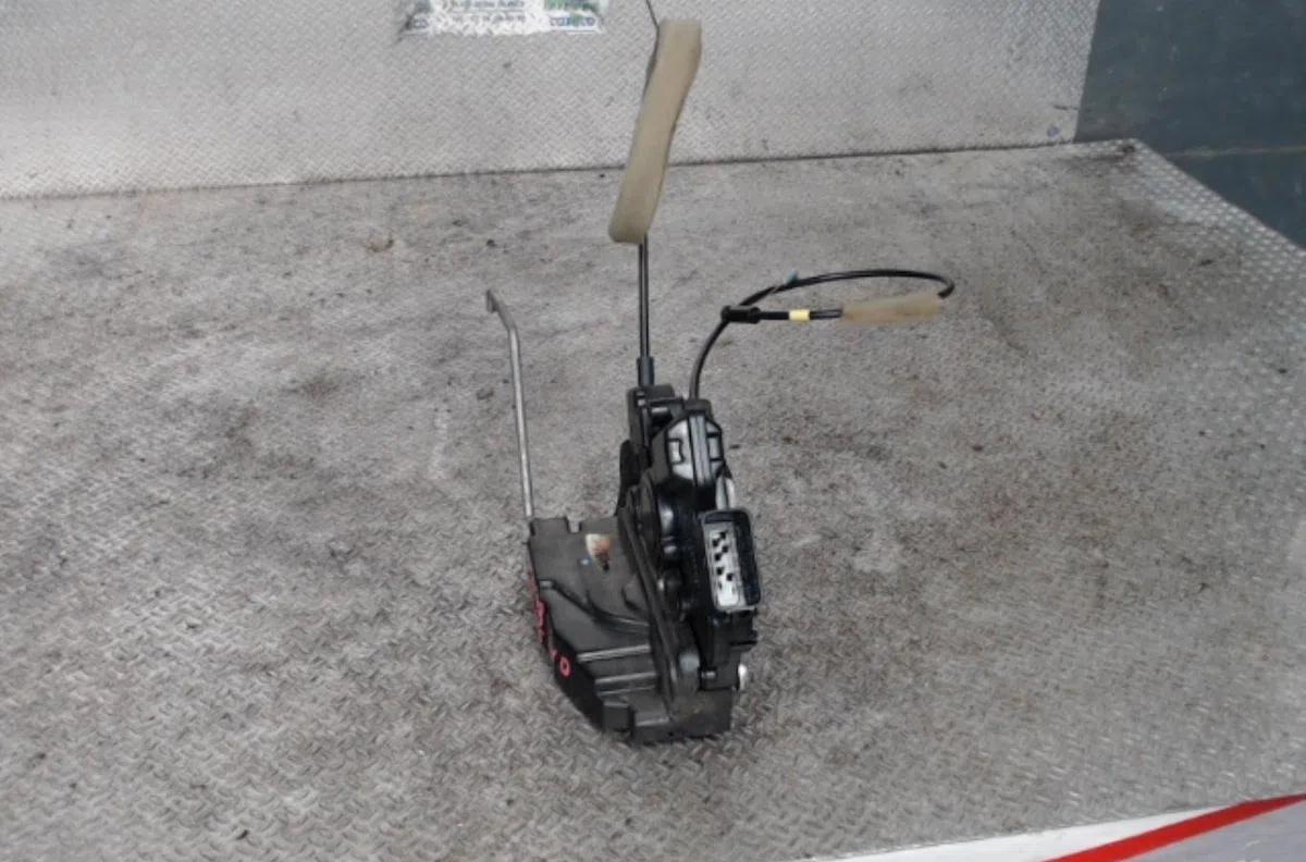Serrure porte avd MAZDA 5 1  5 1 PHASE 1 MONOSPACE occasion