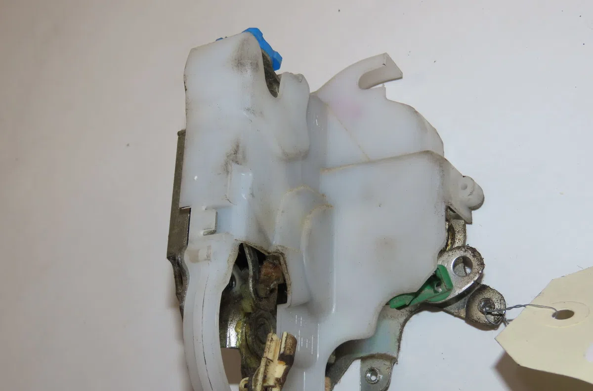 Serrure porte avd Nissan CABSTAR (F24M, F24W) 35.13 dci, 45.13 dci 2.5 (f24m) (2006-2012) occasion