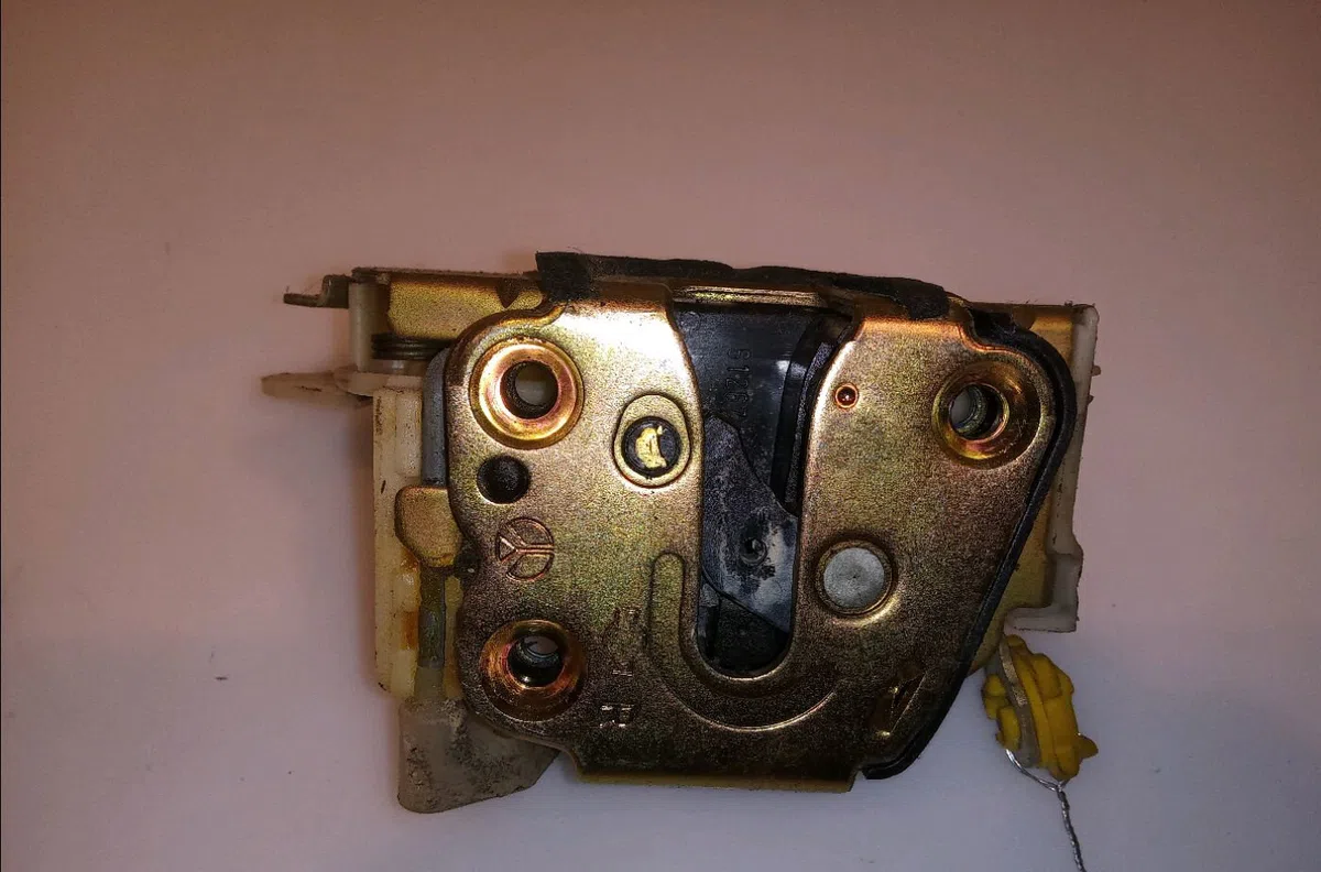 Serrure porte avd Nissan MICRA II (K11) 1.0 i 16v (1992-2000) occasion