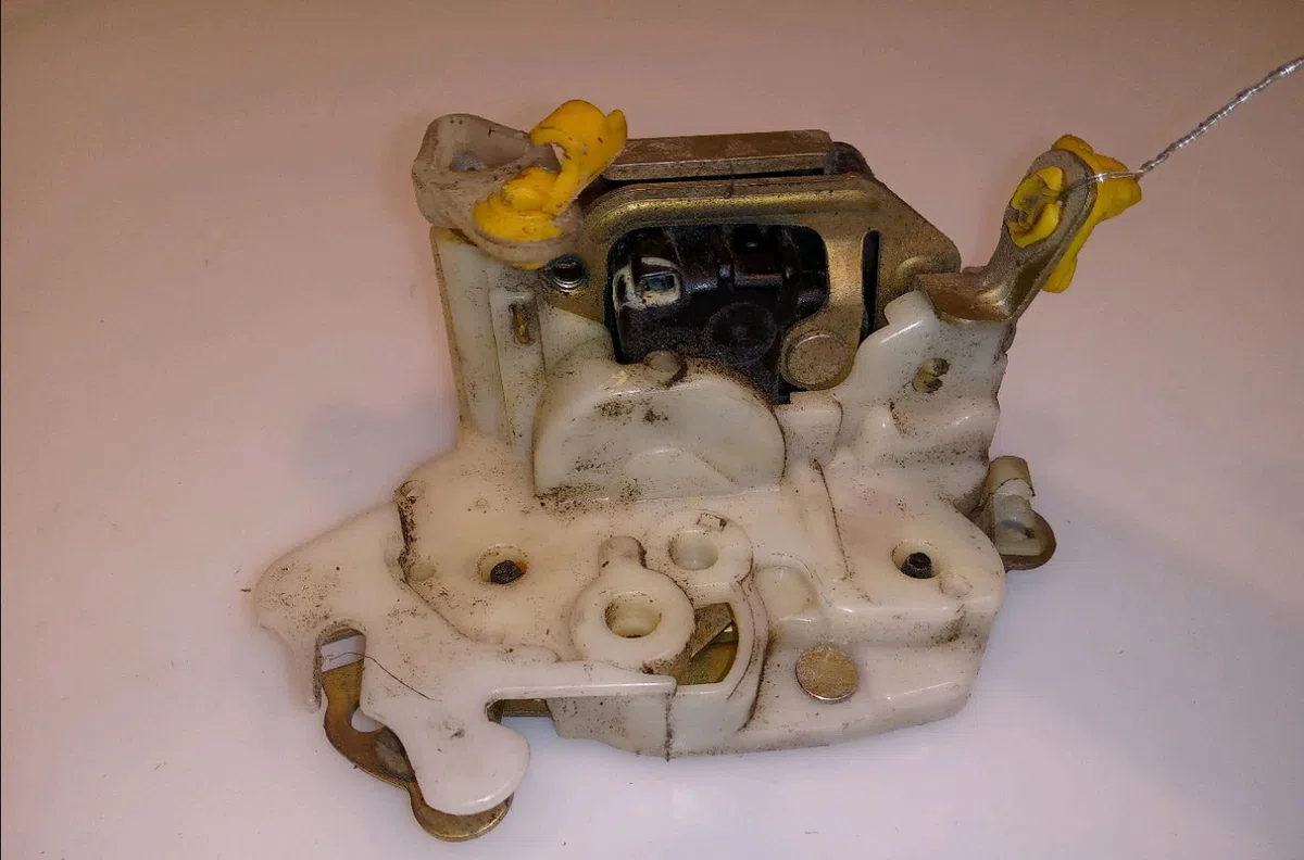 Serrure porte avd Nissan MICRA II (K11) 1.0 i 16v (1992-2000) occasion