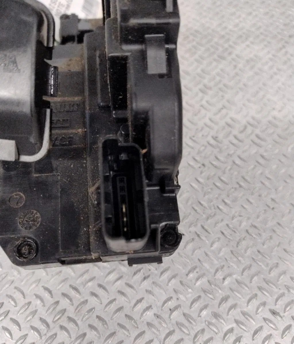Serrure porte avd Nissan NOTE (E11, NE11) 1.4 (2006-2012) occasion