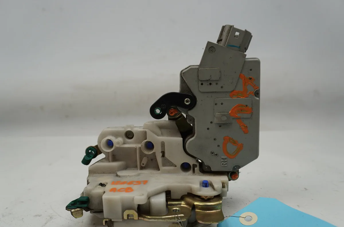 Serrure porte avd Nissan PRIMERA Hatchback (P11) 2.0 td (1996-2002) occasion